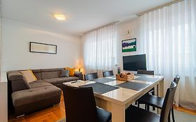 Flexible Selfcheckins 97 - Zagreb - Garden - Parking- Loggia - 2 Bedrooms